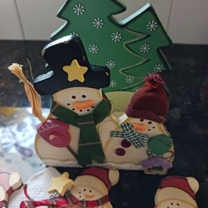 Beautiful Snowman Wooden Coaster Set. Décor - Green and Red